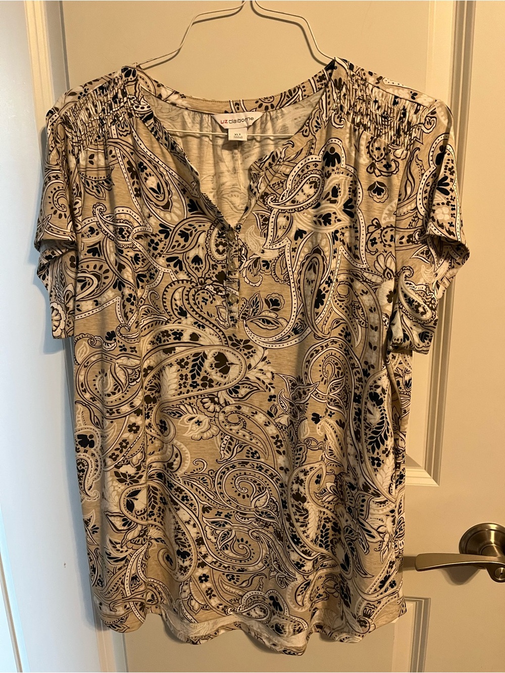 Liz Claiborne Patterned V-Neck Short Sleeve Top